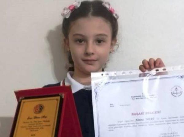 1 / E sınıfı öğrencimiz Almina MERT